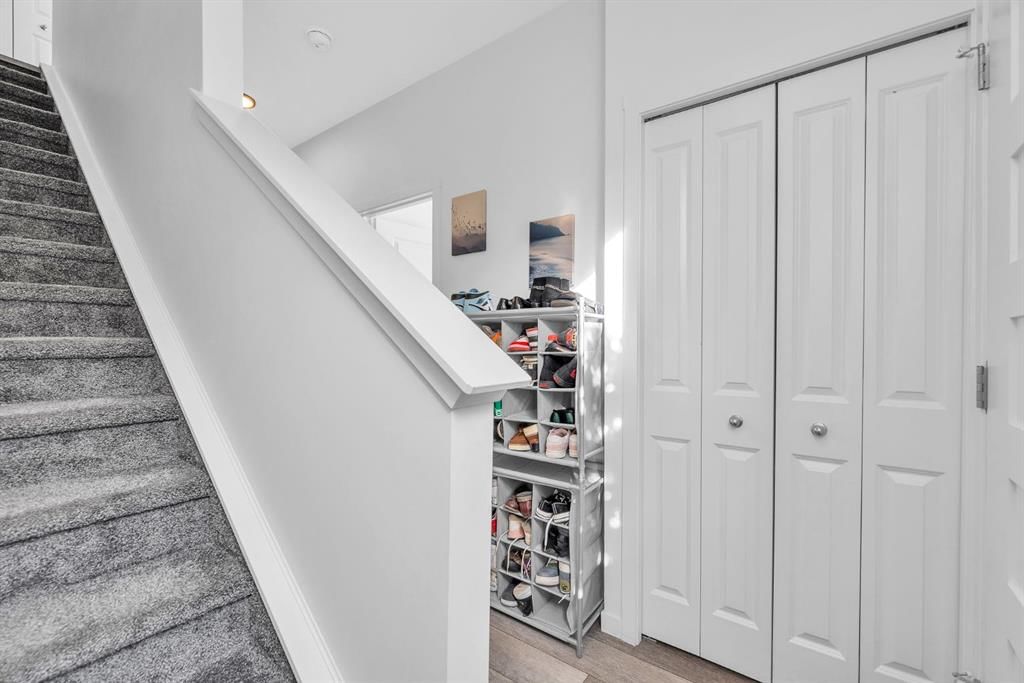 316 Corner Glen Circle NE, Calgary — photo 5 of 35