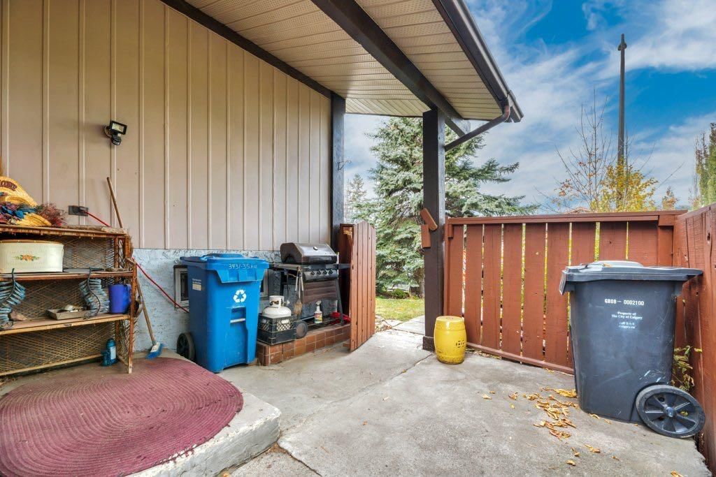 3431 35 Avenue SE, Calgary — photo 3 of 23