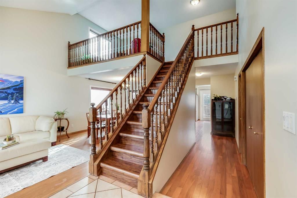 347 Hawkcliff Way NW, Calgary — photo 2 of 50