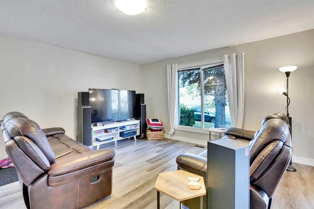 403 72 Avenue NE, Calgary — photo 3 of 43