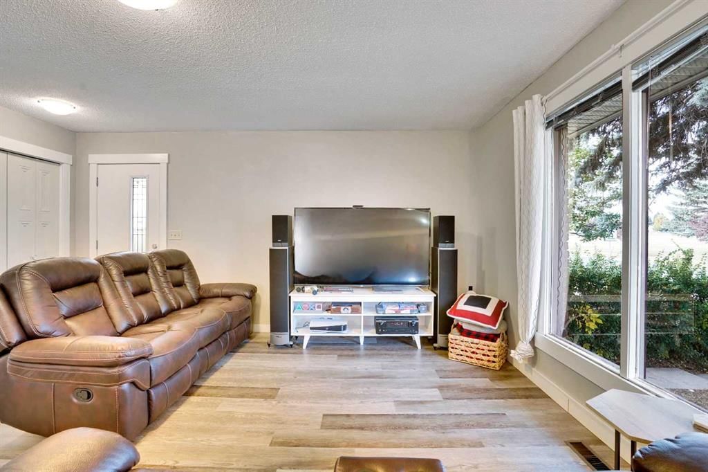 403 72 Avenue NE, Calgary — photo 4 of 43