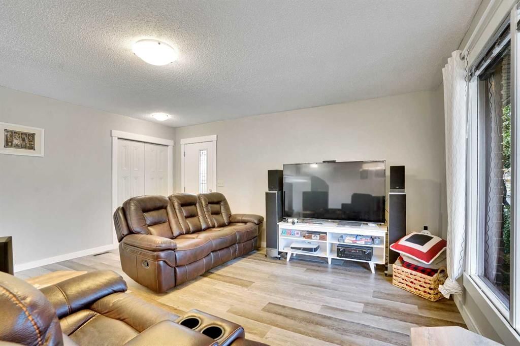 403 72 Avenue NE, Calgary — photo 5 of 43
