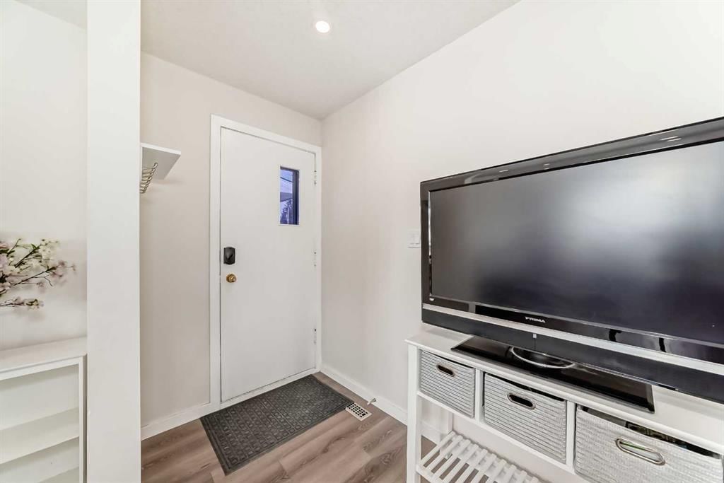 48 Mardale Crescent NE, Calgary — photo 3 of 46