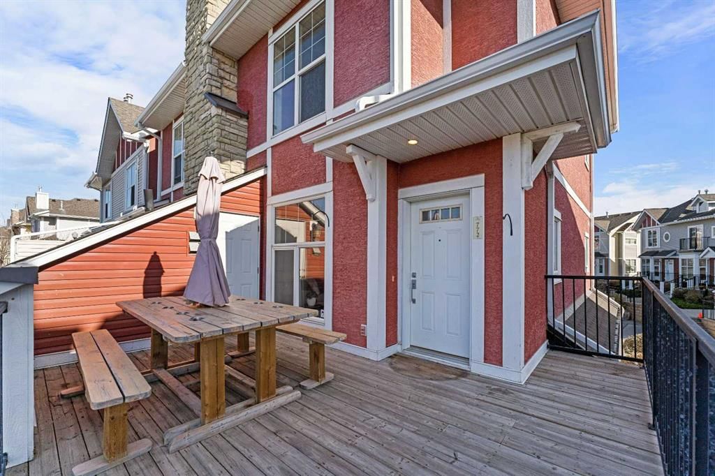 772 73 Street SW, Calgary — photo 4 of 31