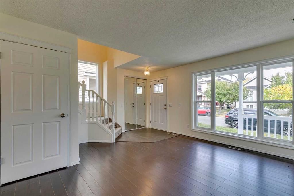 51 Inverness Grove SE, Calgary — photo 5 of 33