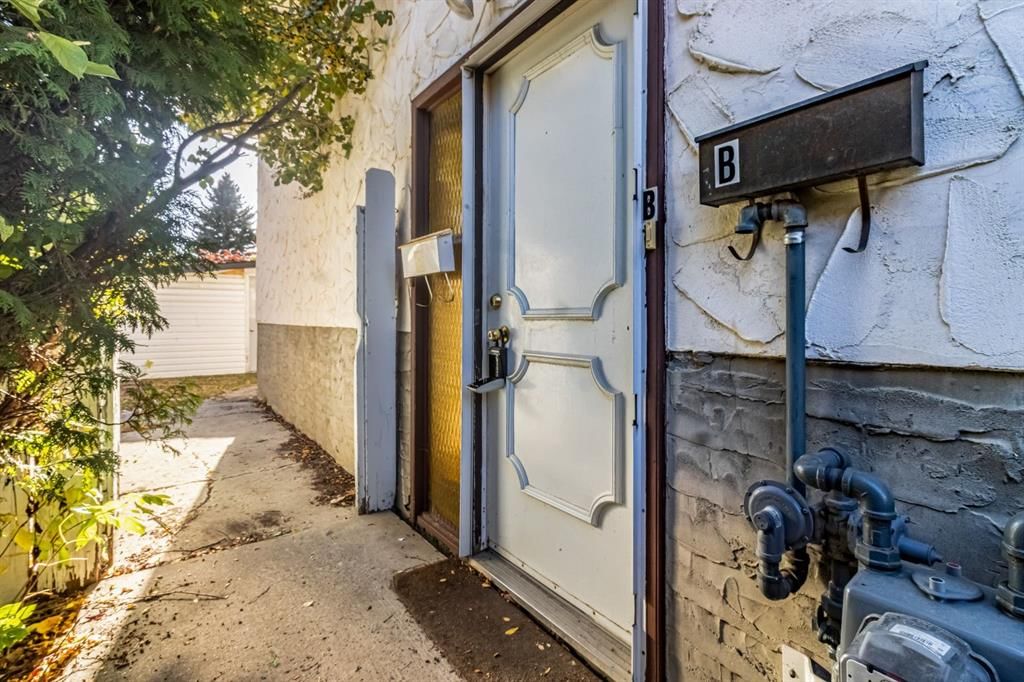 5841 66 Avenue NW, Calgary — photo 4 of 35