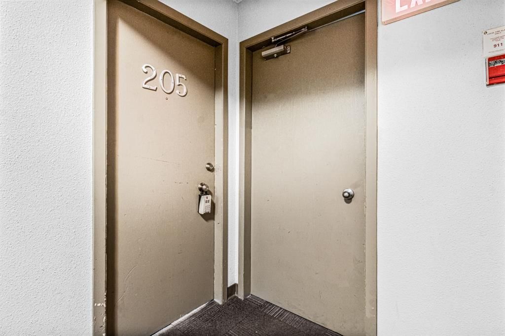 205, 4512 75 Street NW, Calgary — photo 2 of 23