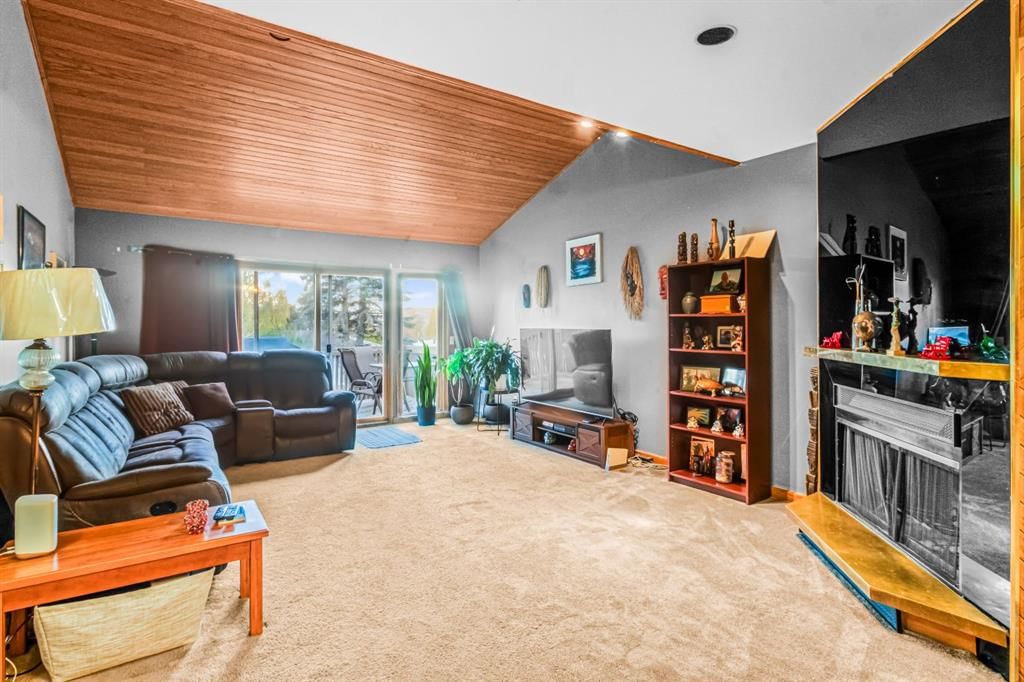 8430 Silver Springs Road NW, Calgary — photo 4 of 40