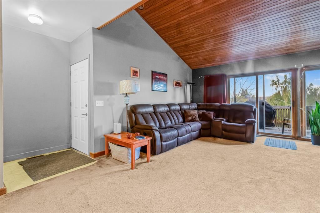 8430 Silver Springs Road NW, Calgary — photo 5 of 40