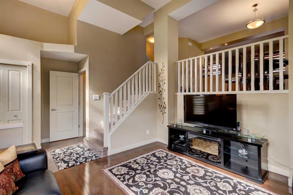 315 Aspen Hills Villas SW, Calgary — photo 5 of 36