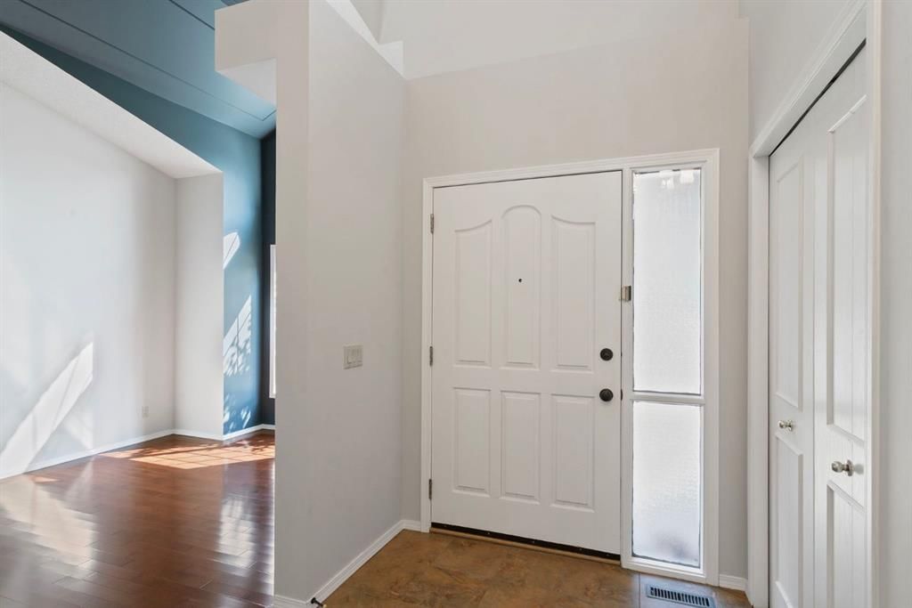 1028 Shawnee Drive SW, Calgary — photo 4 of 50