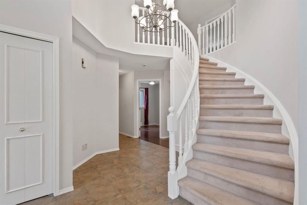 1028 Shawnee Drive SW, Calgary — photo 5 of 50