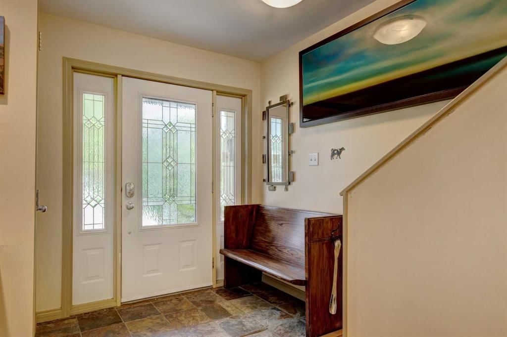 53 Wildwood Drive SW, Calgary — photo 4 of 46