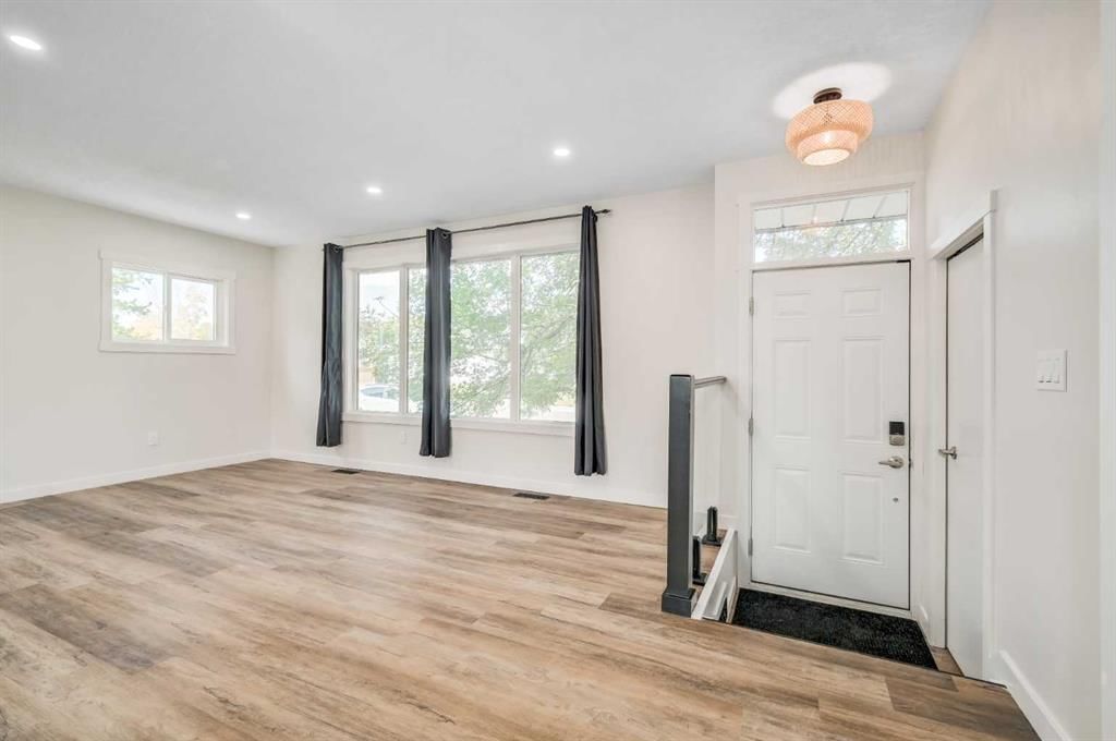 319 Lynnview Way SE, Calgary — photo 3 of 42