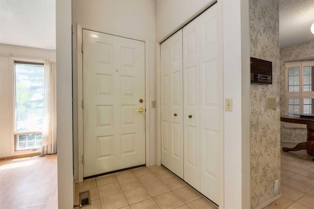 300 Edgehill Drive NW, Calgary — photo 2 of 44