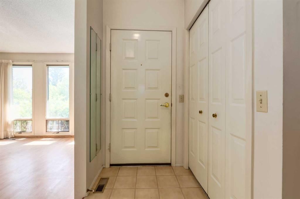 300 Edgehill Drive NW, Calgary — photo 3 of 44