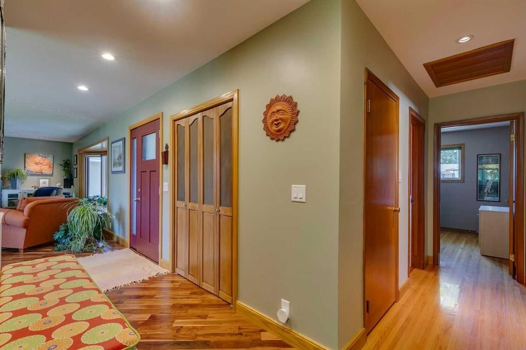 126 Westwood Drive SW, Calgary — photo 4 of 43