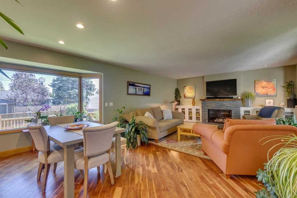 126 Westwood Drive SW, Calgary — photo 5 of 43