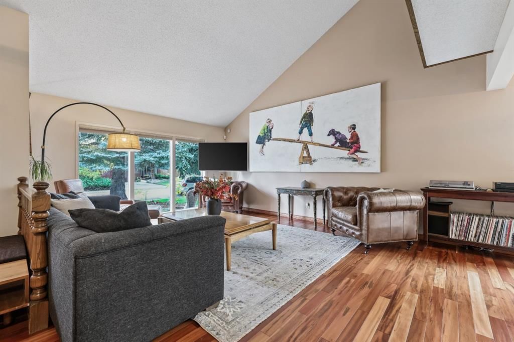132 Oakmount Road SW, Calgary — photo 5 of 46