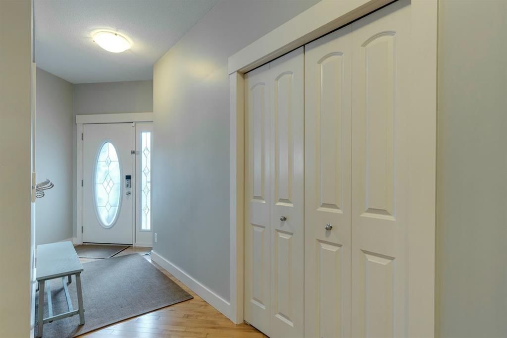 60 Elmont Court SW, Calgary — photo 5 of 50