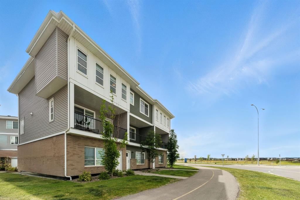 6347 128 Avenue NE, Calgary — photo 4 of 33