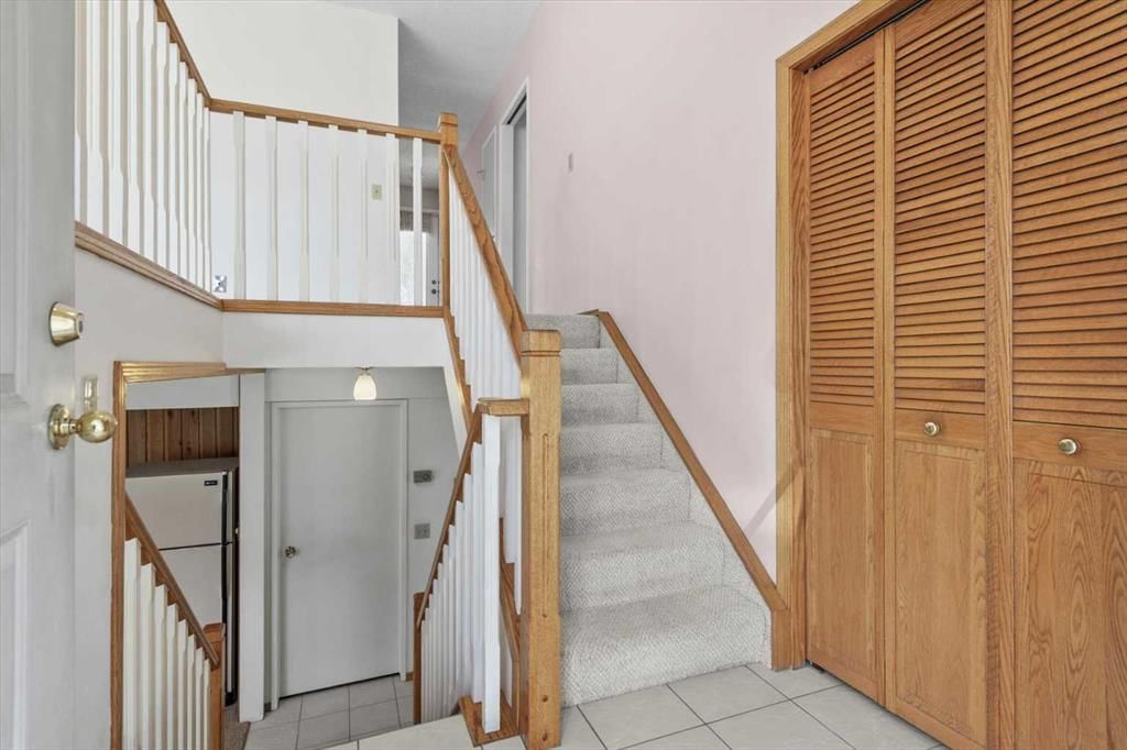 112 Nottingham Road NW, Calgary — photo 3 of 43