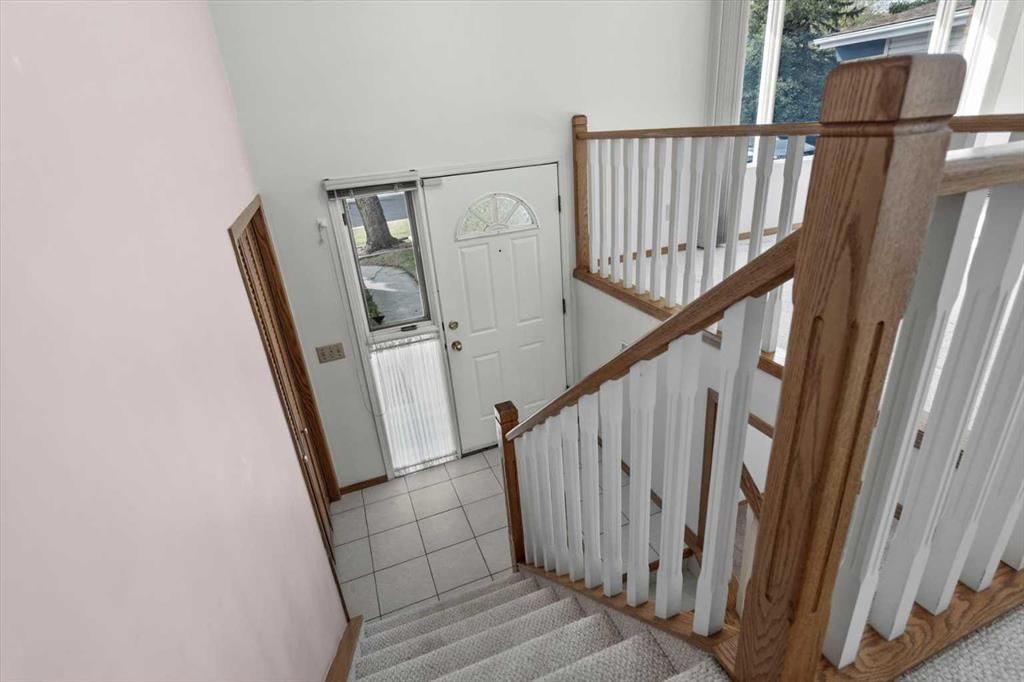 112 Nottingham Road NW, Calgary — photo 4 of 43