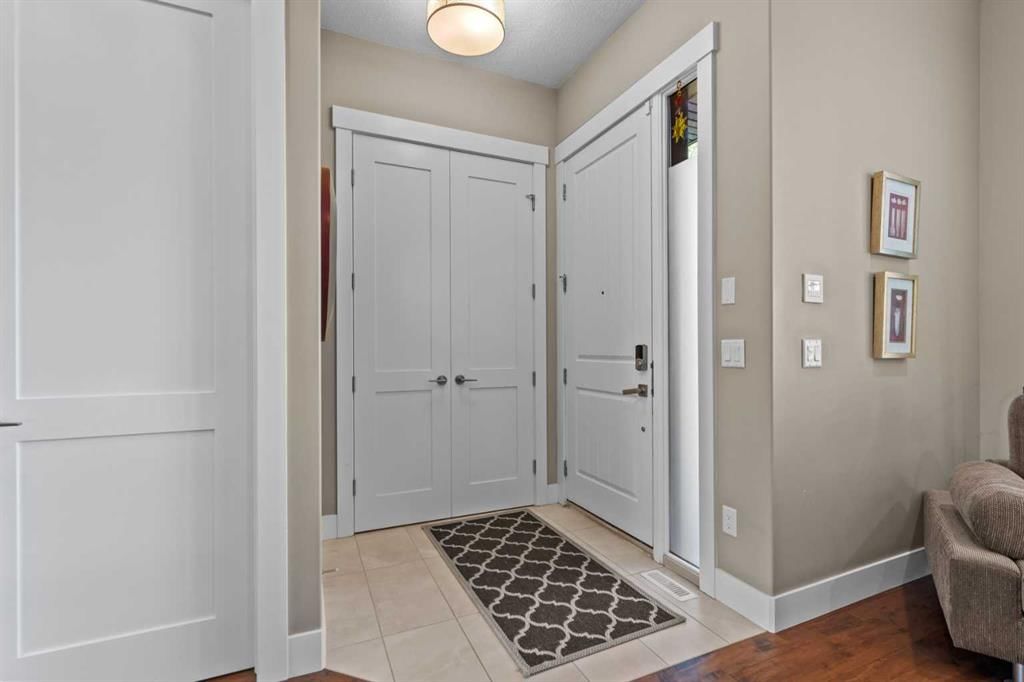 453 28 Avenue NW, Calgary — photo 4 of 45