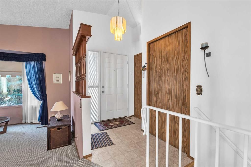 183 Cedardale Place SW, Calgary — photo 3 of 33