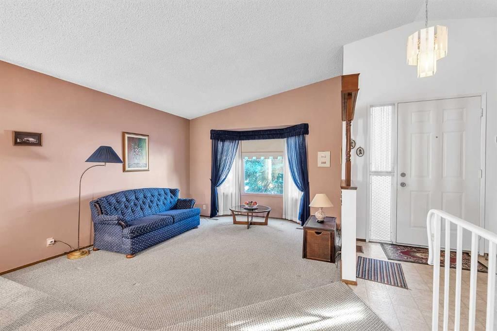 183 Cedardale Place SW, Calgary — photo 5 of 33
