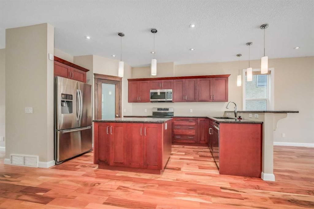7418 36 Avenue NW, Calgary — photo 3 of 41
