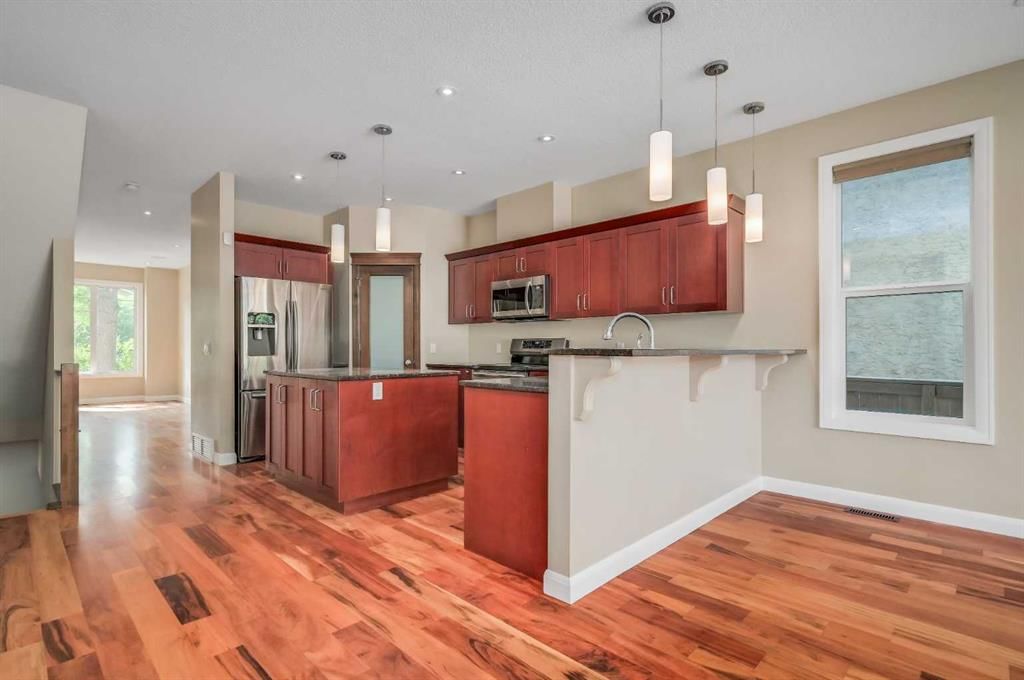 7418 36 Avenue NW, Calgary — photo 4 of 41