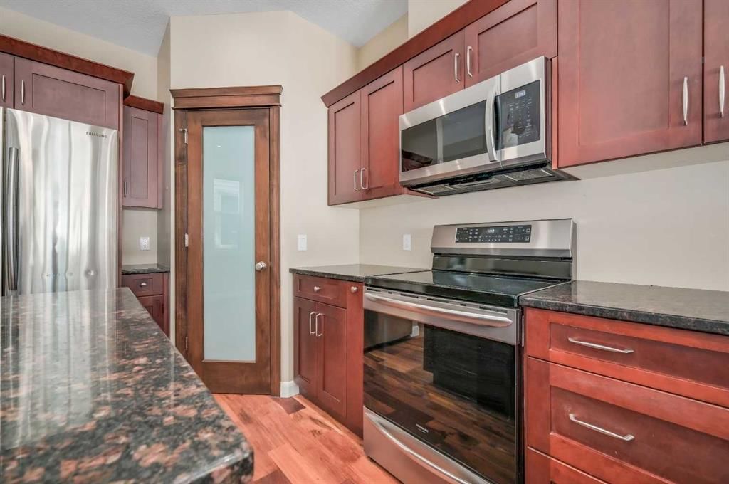 7418 36 Avenue NW, Calgary — photo 5 of 41