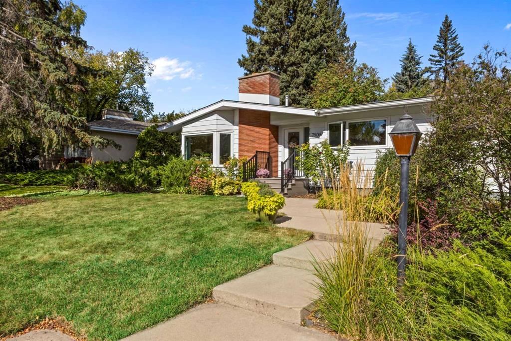 7808 Chardie Road SW, Calgary — photo 3 of 47