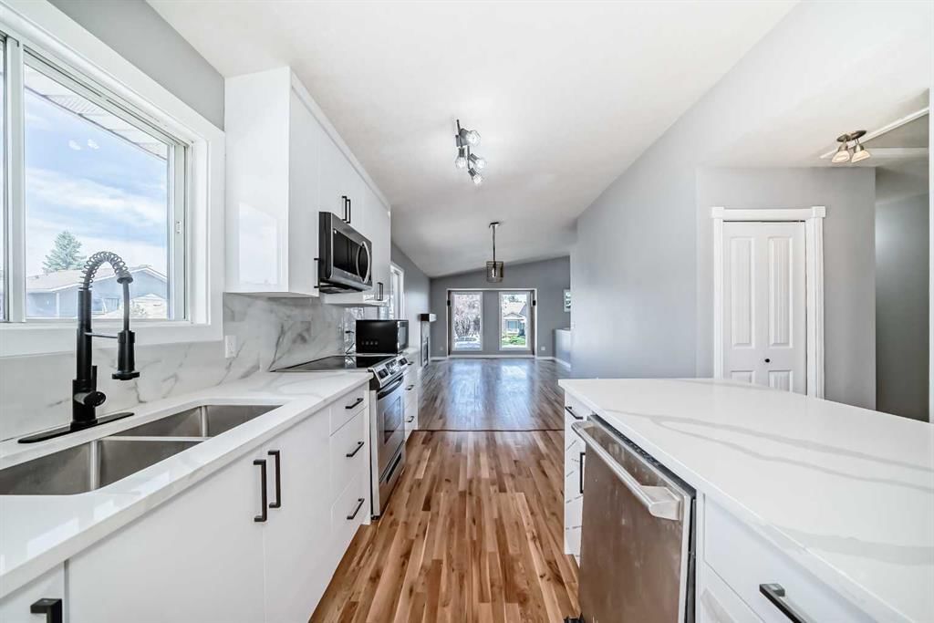 77 Shawfield Way SW, Calgary — photo 5 of 50