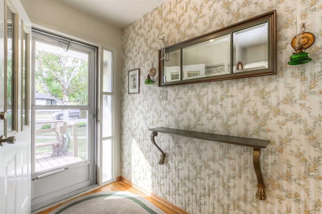 82 Wedgewood Drive SW, Calgary — photo 4 of 42
