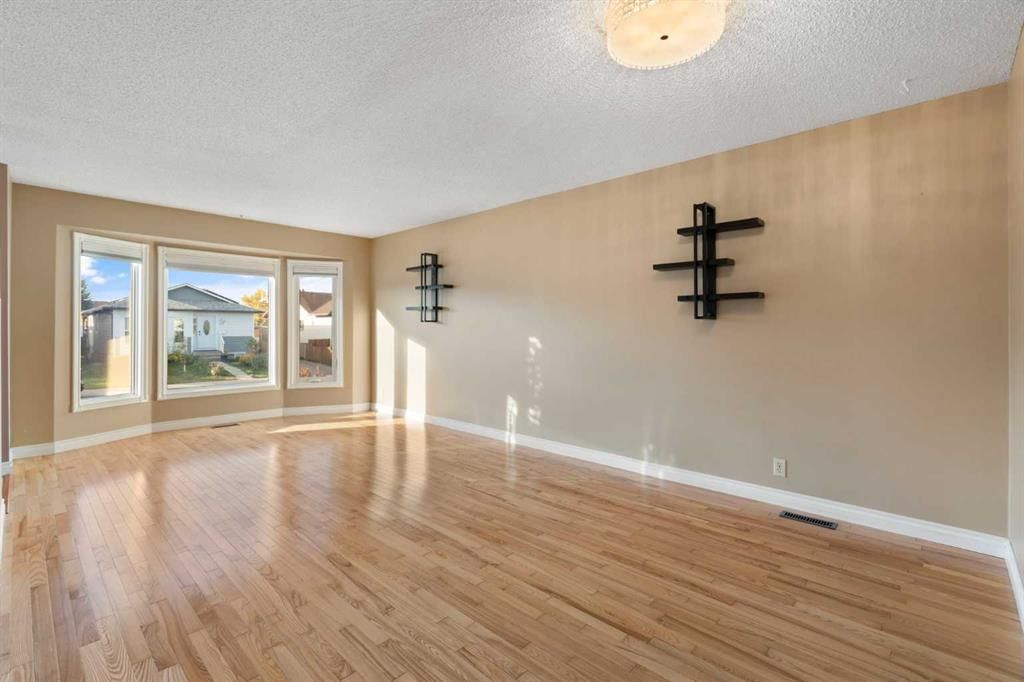 28 Whitworth Road NE, Calgary — photo 3 of 50