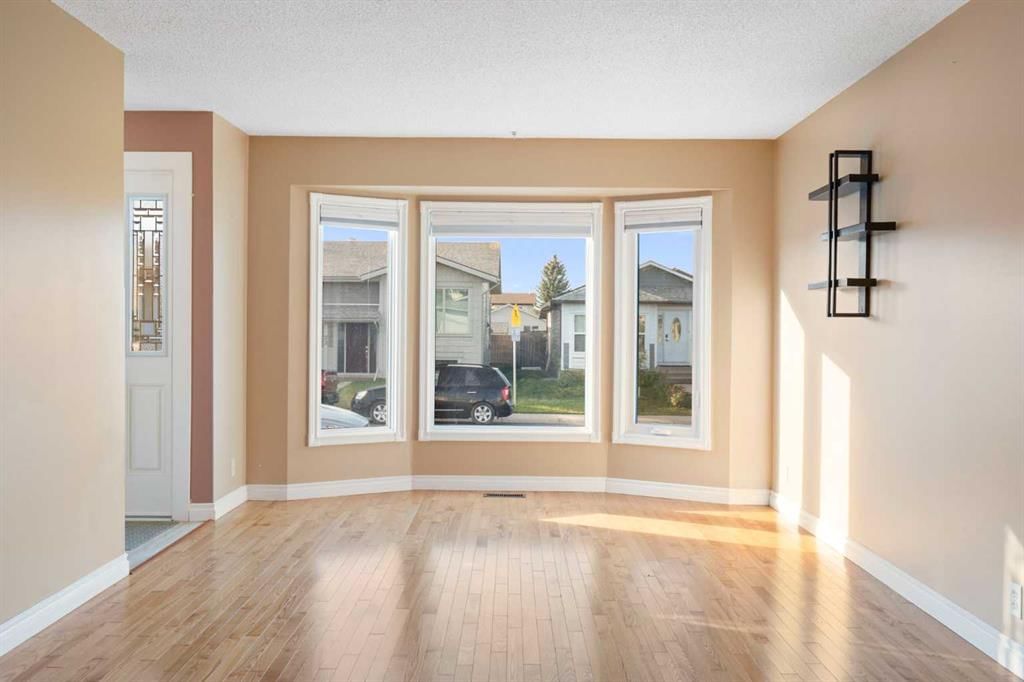 28 Whitworth Road NE, Calgary — photo 4 of 50