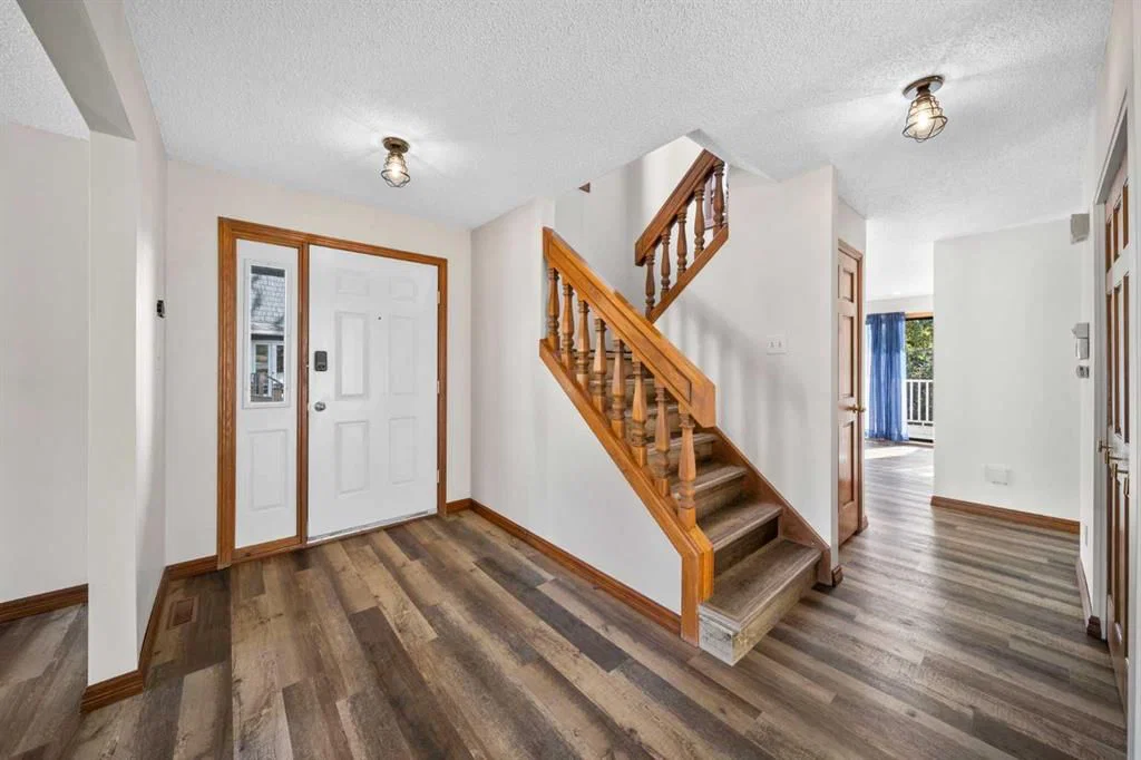 36 Strathlorne Crescent SW, Calgary — photo 4 of 50