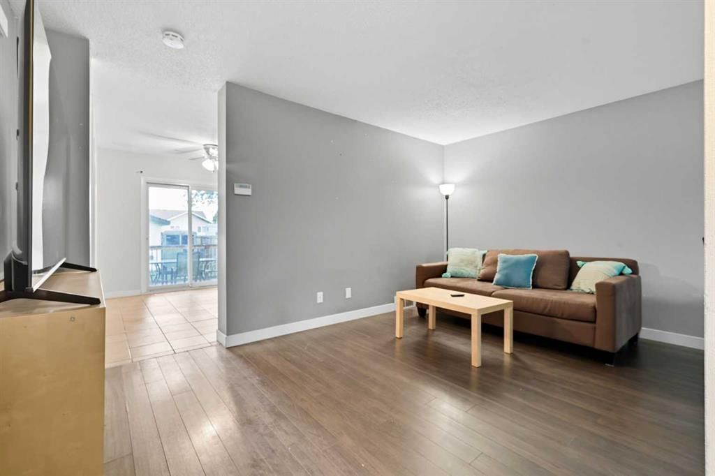 47 Shawglen Place SW, Calgary — photo 5 of 39