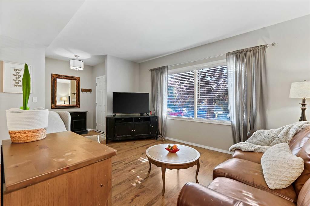 832 68 Avenue SW, Calgary — photo 4 of 24