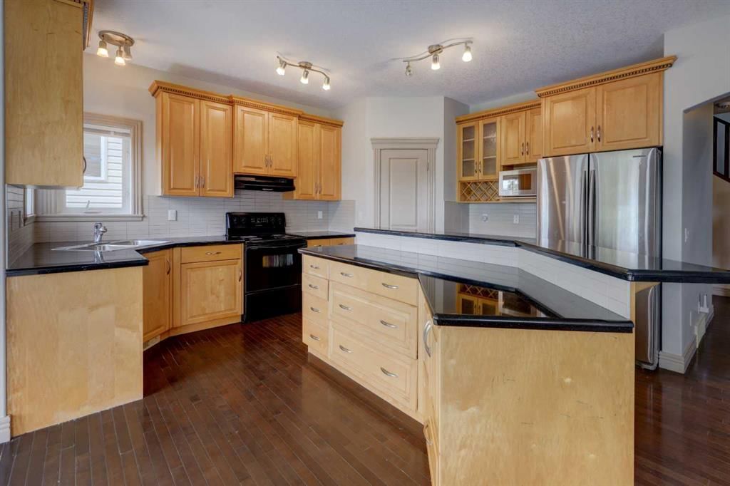 112 Cougarstone Manor SW, Calgary — photo 4 of 33