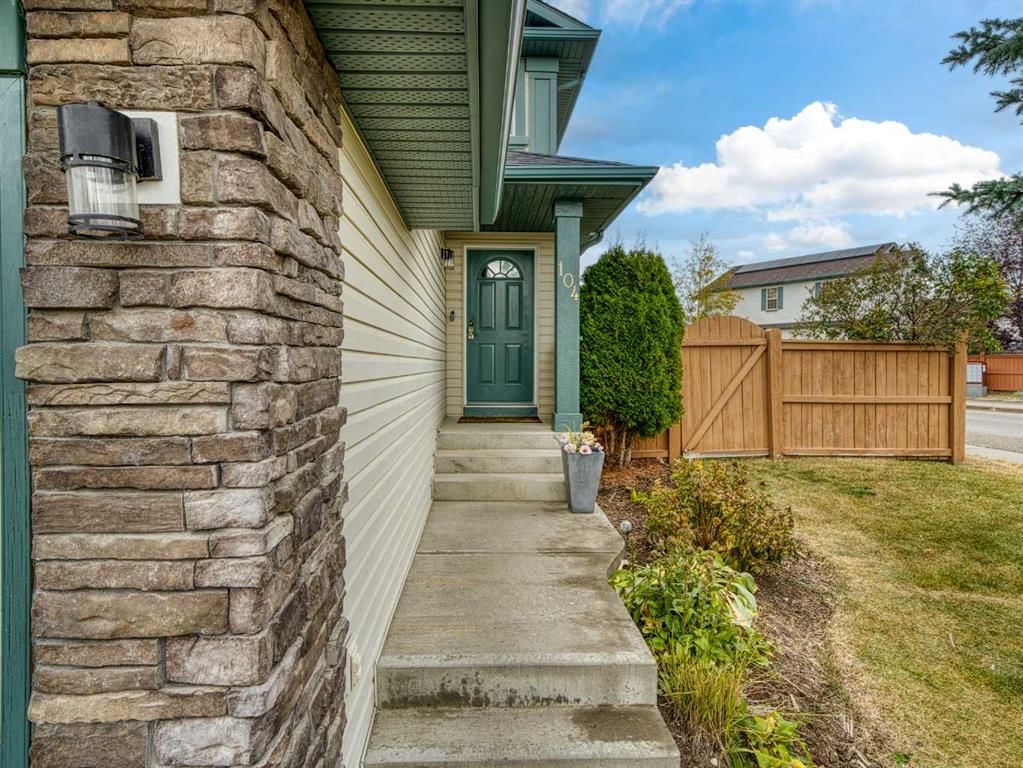 104 Rocky Ridge Heath NW, Calgary — photo 2 of 38