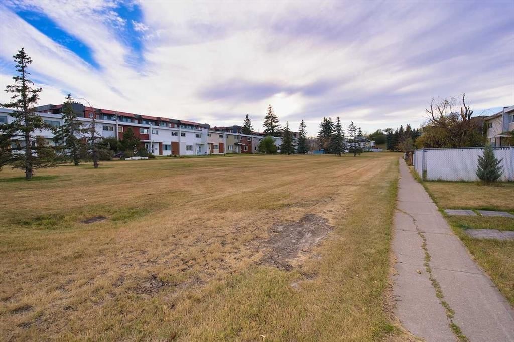 417 Goddard Avenue NE, Calgary — photo 3 of 26