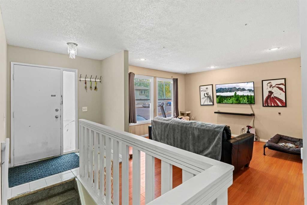 412 Whitehill Place NE, Calgary — photo 4 of 29