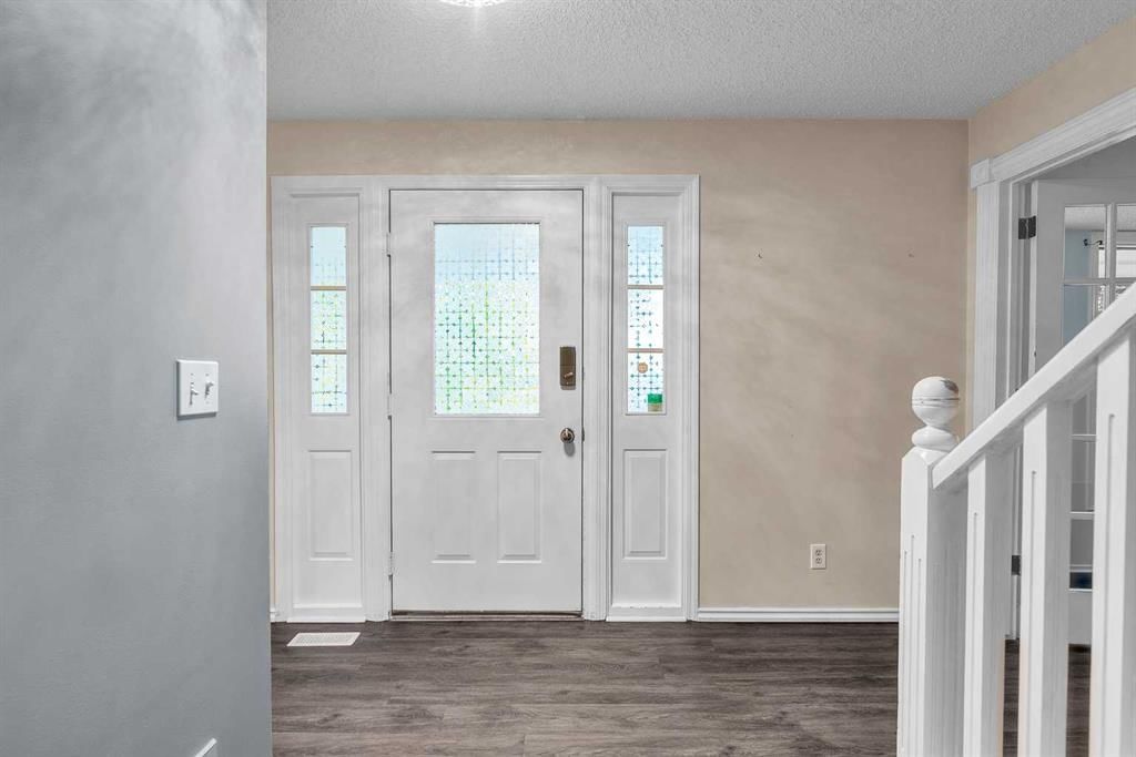 147 Scenic Way NW, Calgary — photo 3 of 50