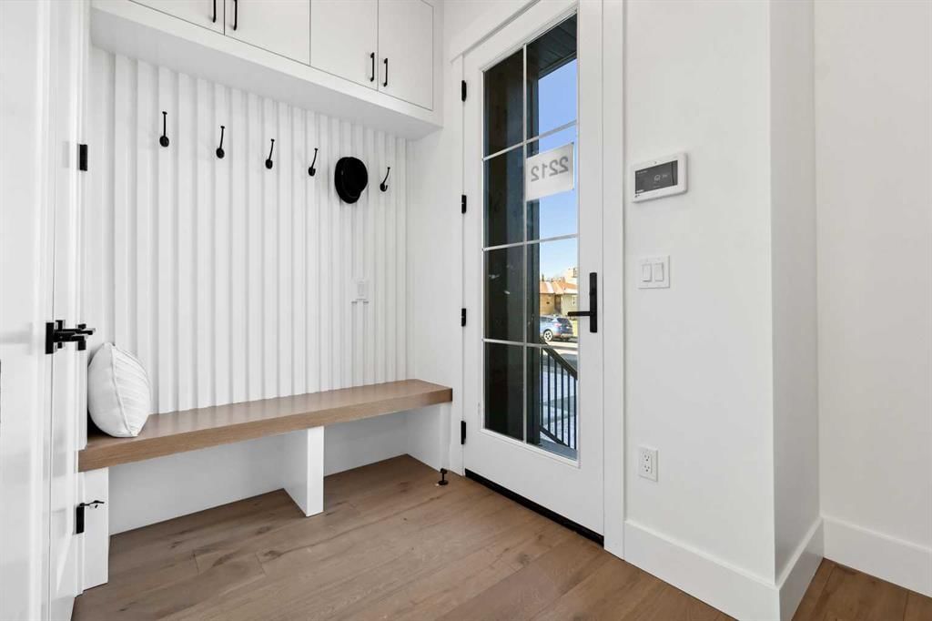 2212 33 Street SW, Calgary — photo 3 of 44