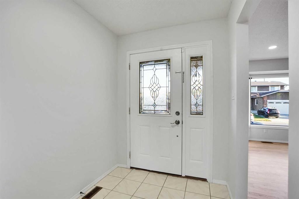 20 Templemont Way NE, Calgary — photo 4 of 32