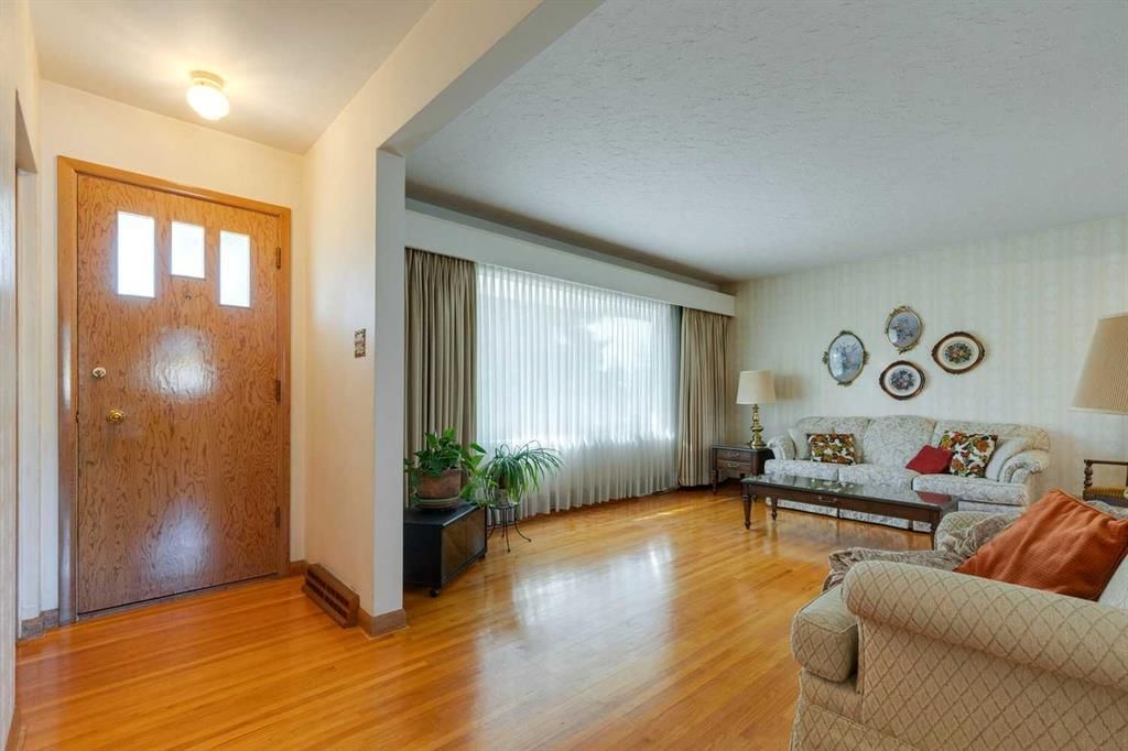 4316 45 Street SW, Calgary — photo 3 of 24