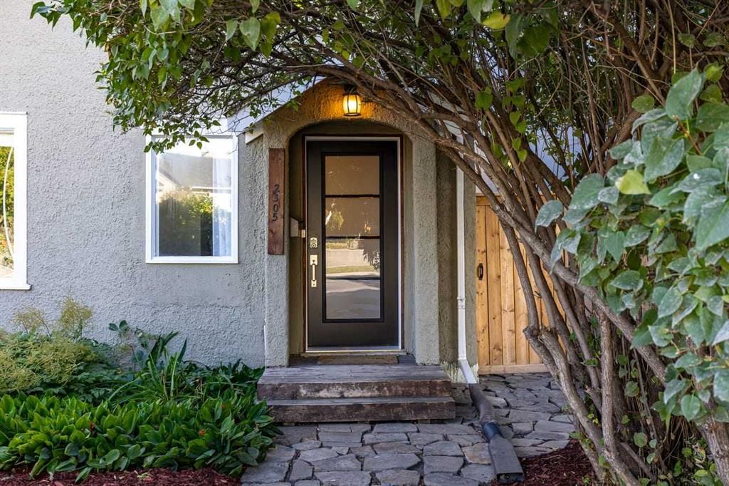 2305 5 Avenue NW, Calgary — photo 2 of 46
